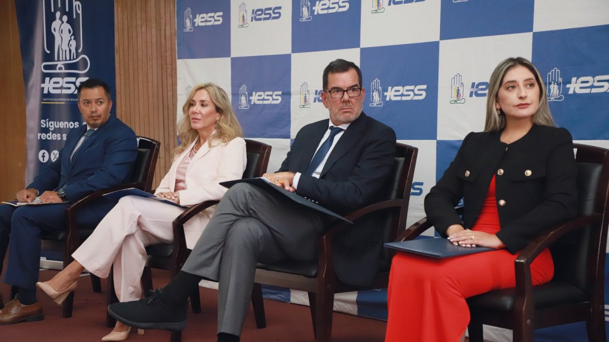 Eduardo Peña brindó una rueda de prensa sobre las acciones realizadas en el IESS.