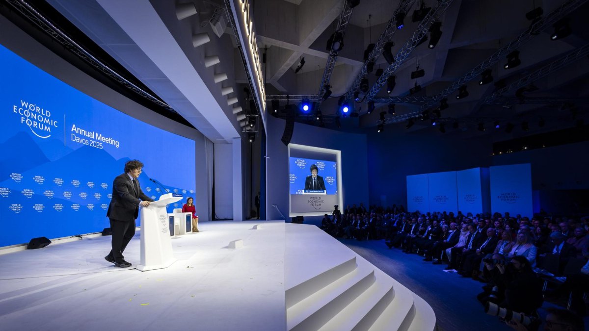 Javier Milei, presidente de Argentina, habla durante una mesa redonda en la 55ª reunión anual del Foro Económico Mundial (FEM), en Davos, Suiza, el 23 de enero de 2025.