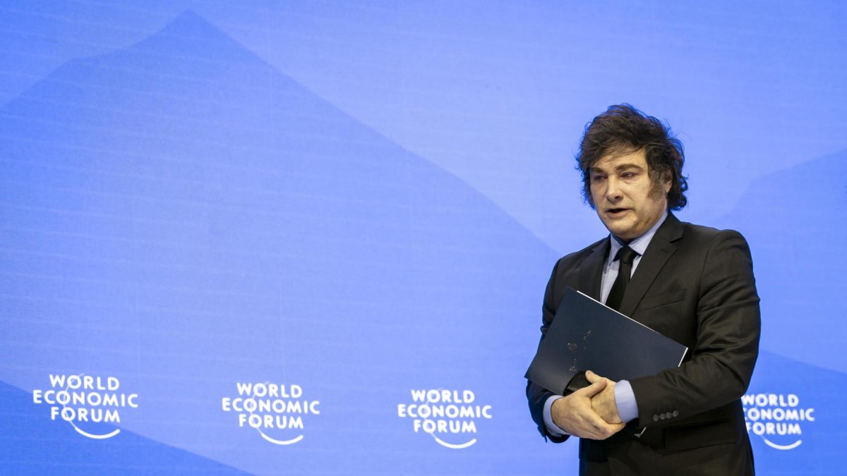 El presidente de Argentina, Javier Milei, asiste a una mesa redonda en la 55ª reunión anual del Foro Económico Mundial (FEM), en Davos, Suiza, en enero de 2025.
