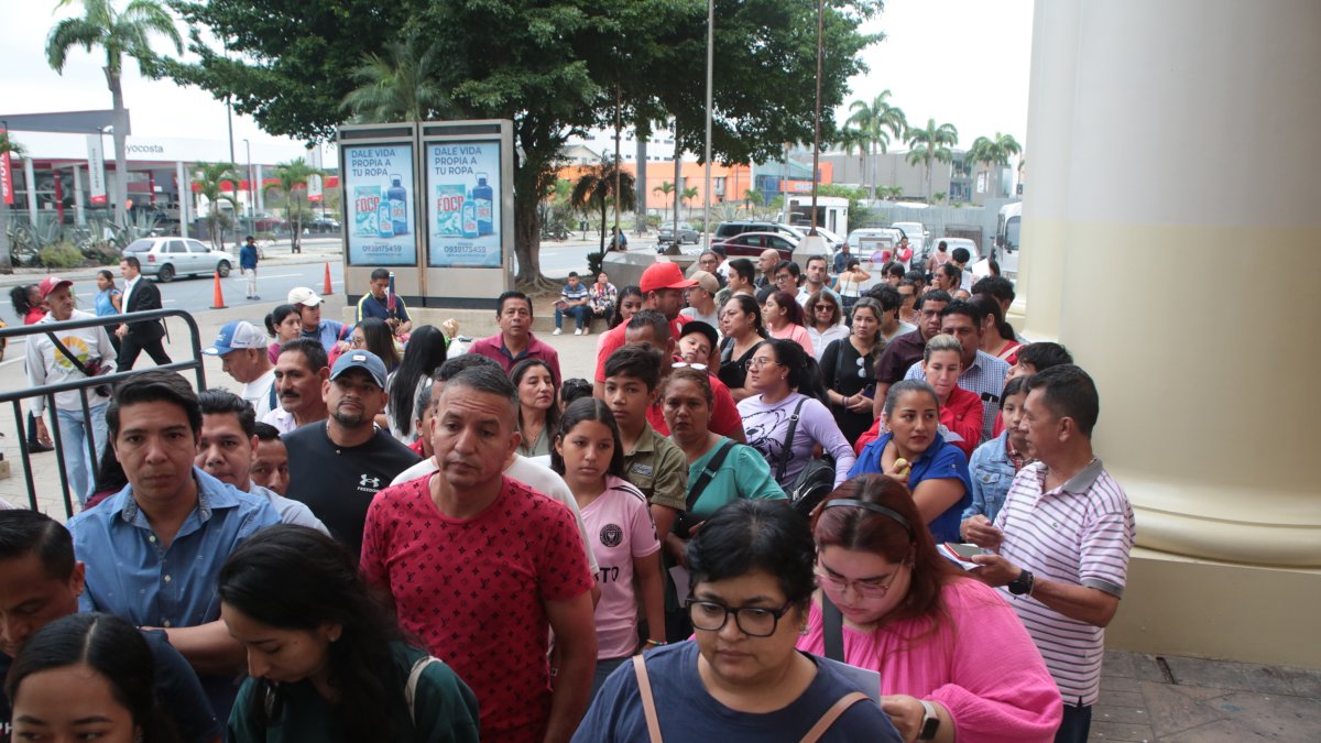 Personas se aglomeran en la entrada de las oficinas del Registro Civil del edificio del Gobierno del Litoral.