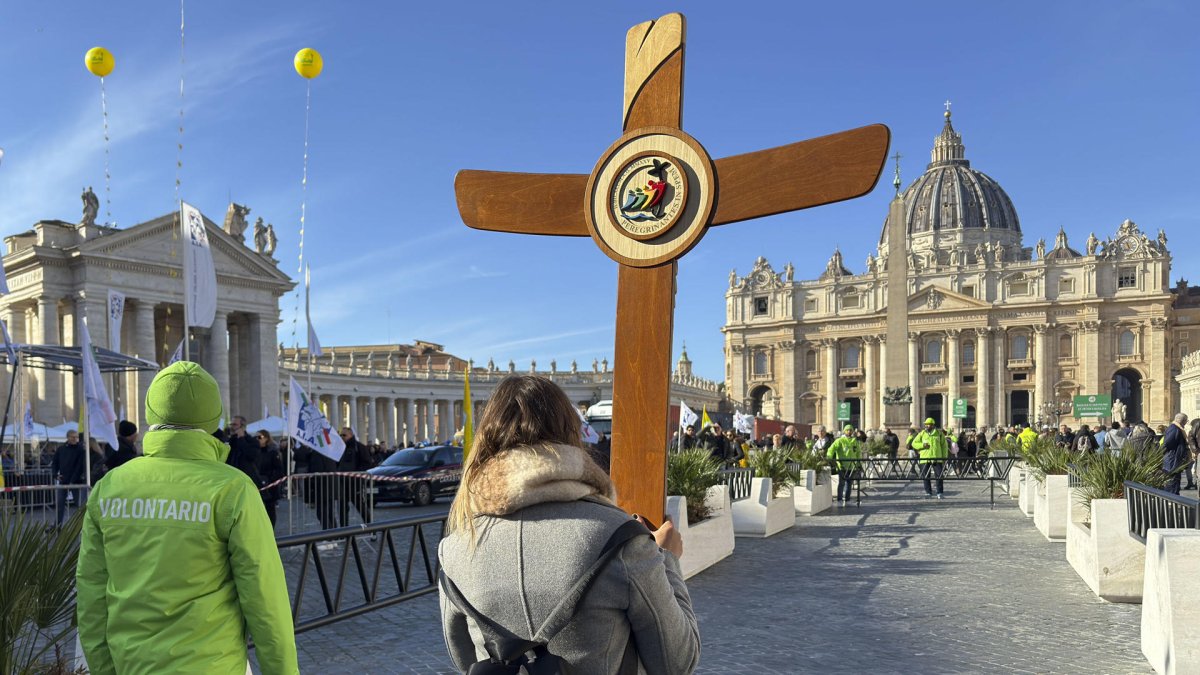 Los peregrinos llegan a la plaza de San Pedro en el Vaticano acompañados de uno de los voluntarios del Dicasterio para la Evangelización.