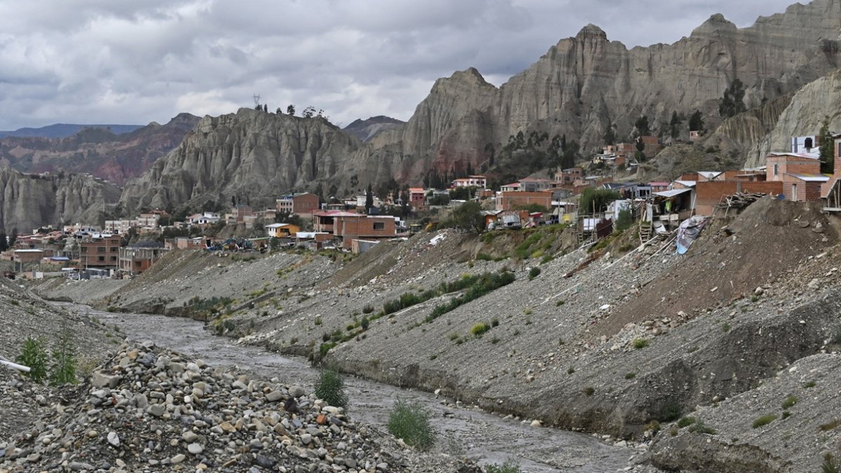 El río Irpavi se ve en el barrio Irpavi II en La Paz el 7 de enero de 2025.