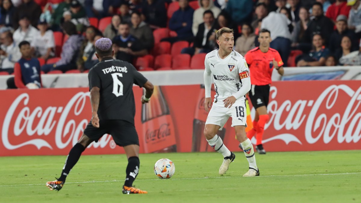 El argentino Ezequiel Piovi llegó en el año 2020 a Liga de Quito y se ganó la capitanía del conjunto albo con el que obtuvo títulos a nivel local e internacional.