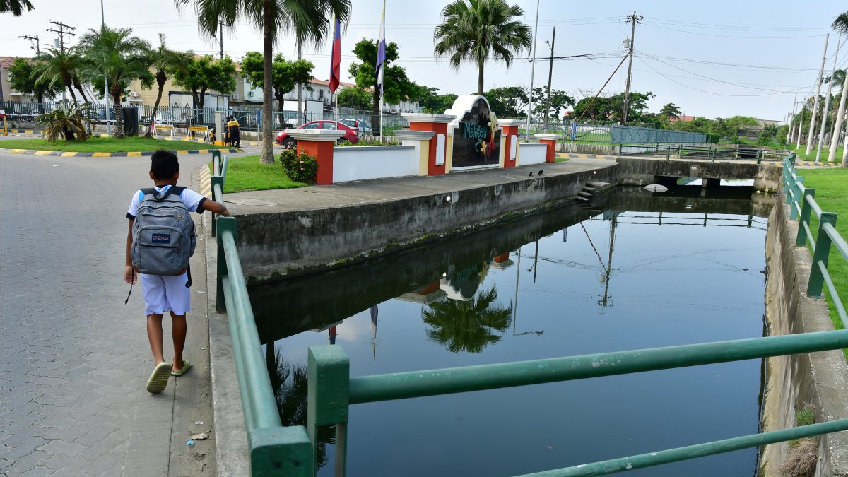 Un canal que colinda con la entrada de la urbanización se suele desbordar.