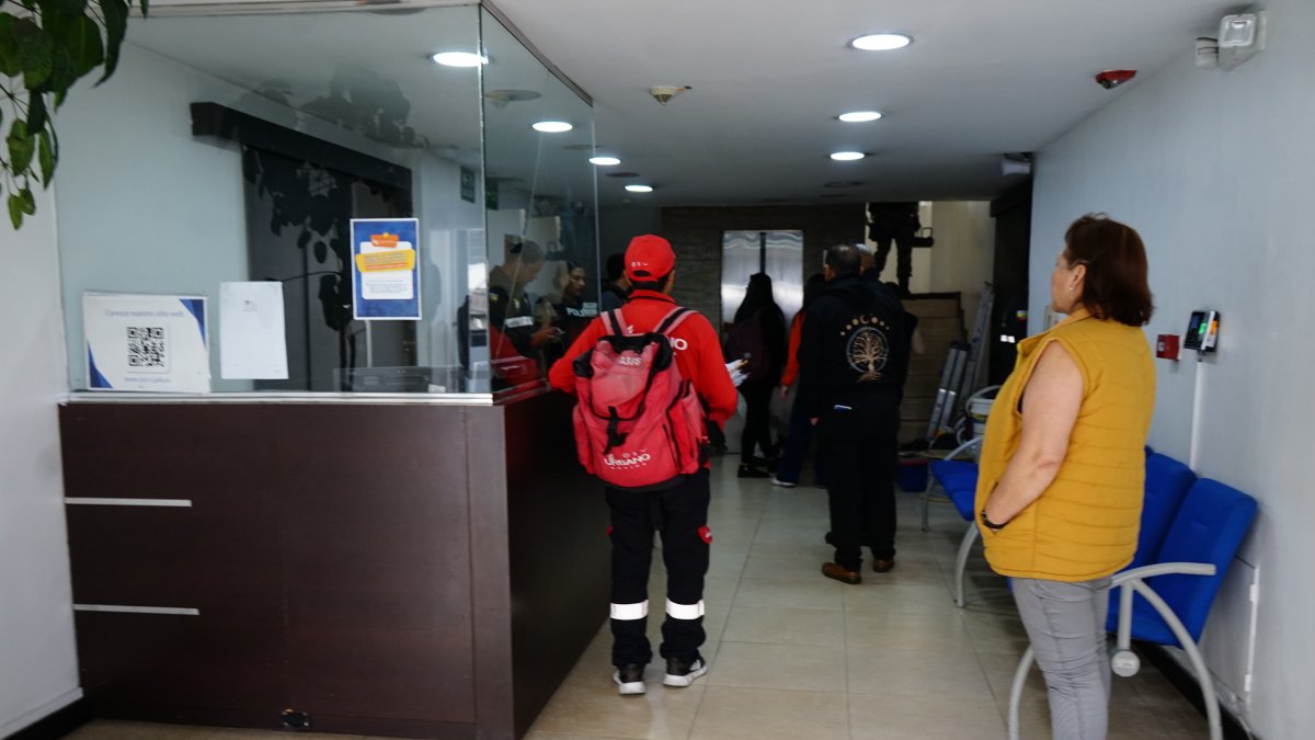 El ambiente en los exteriores del Consejo de Participación Ciudadana durante el allanamiento de Fiscalía.