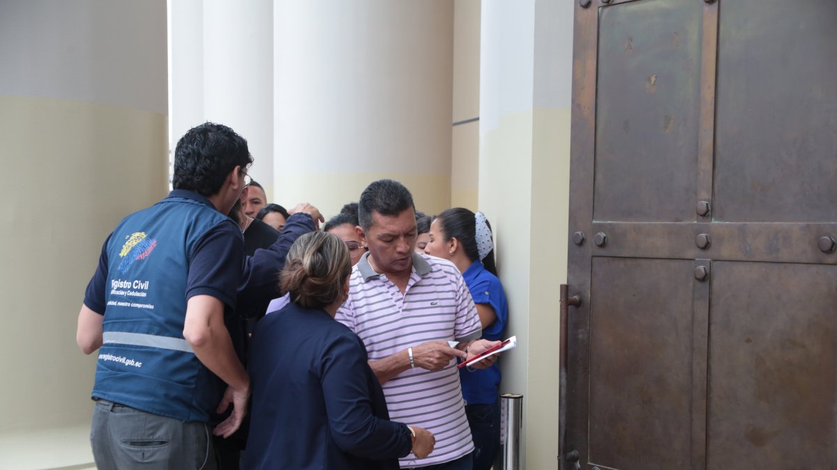 Personas se aglomeran afuera del Registro Civil.
