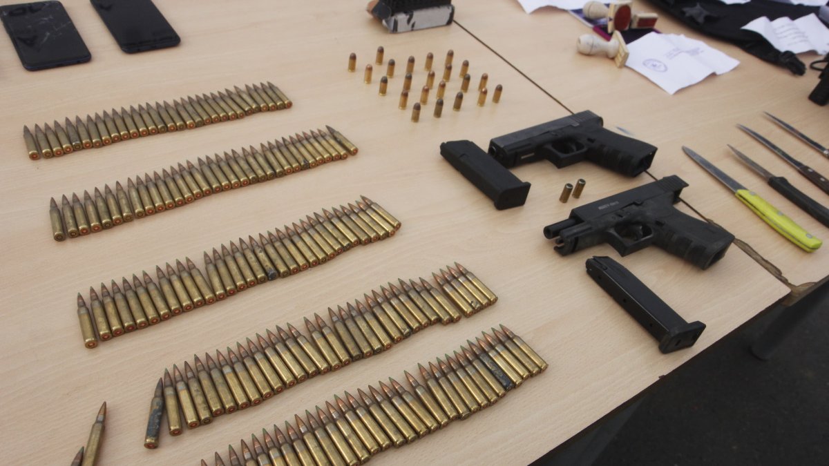 Armas y municiones de calibre militar fueron decomisadas.