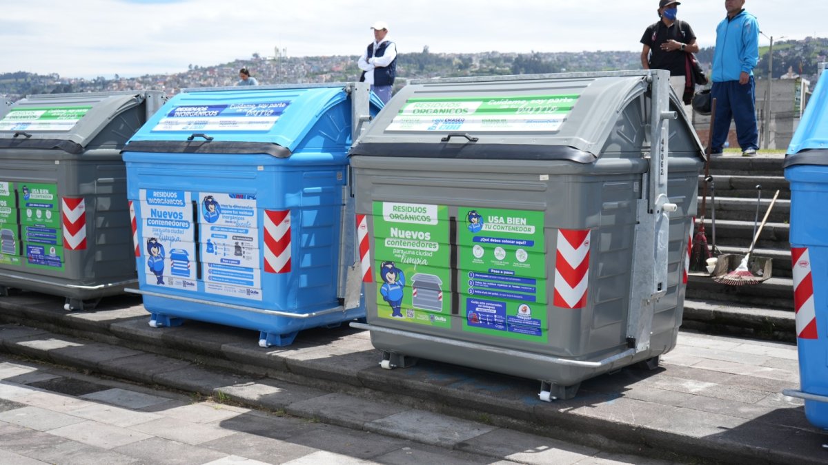 El Municipio entregó  765 nuevos contenedores en cinco barrios del sur de Quito que permitirá clasificar la basura de forma responsables