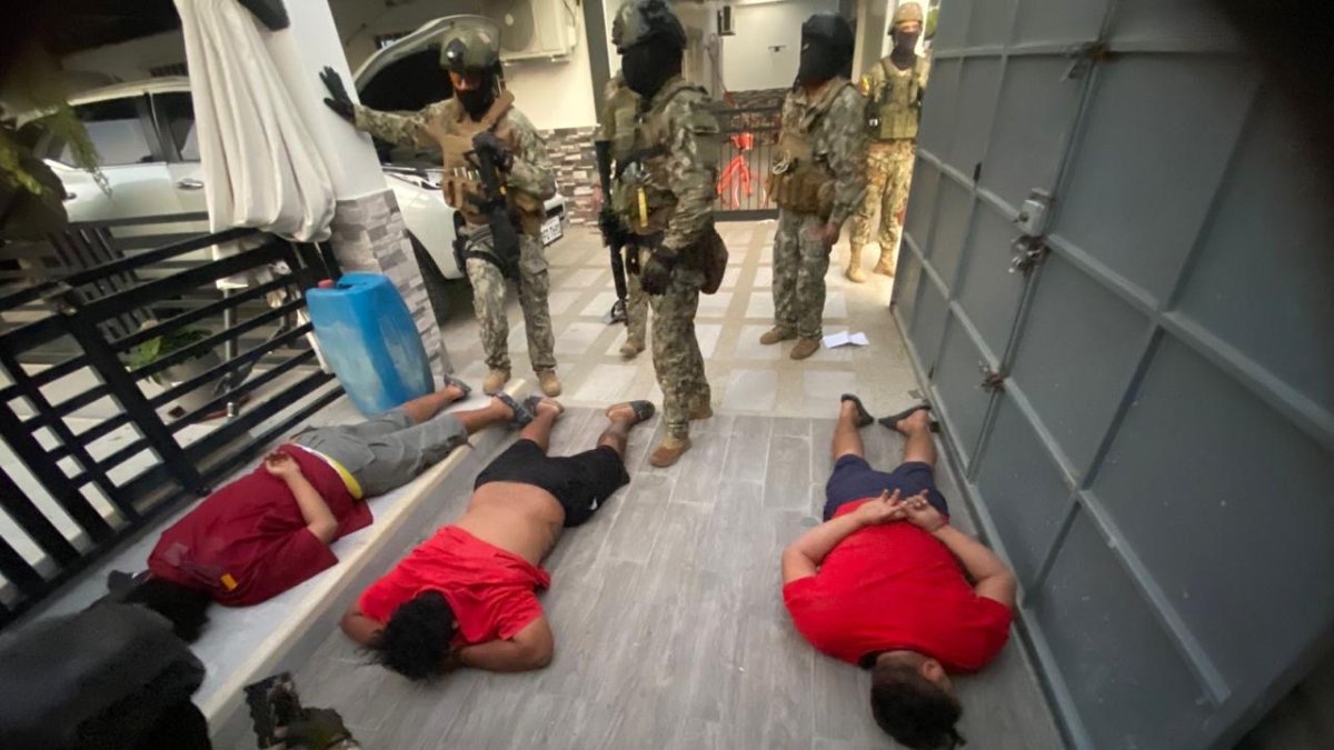 Investigación. La vivienda que se allanó en Portoviejo contaba con una piscina. La casa estaba en una zona poco poblada.