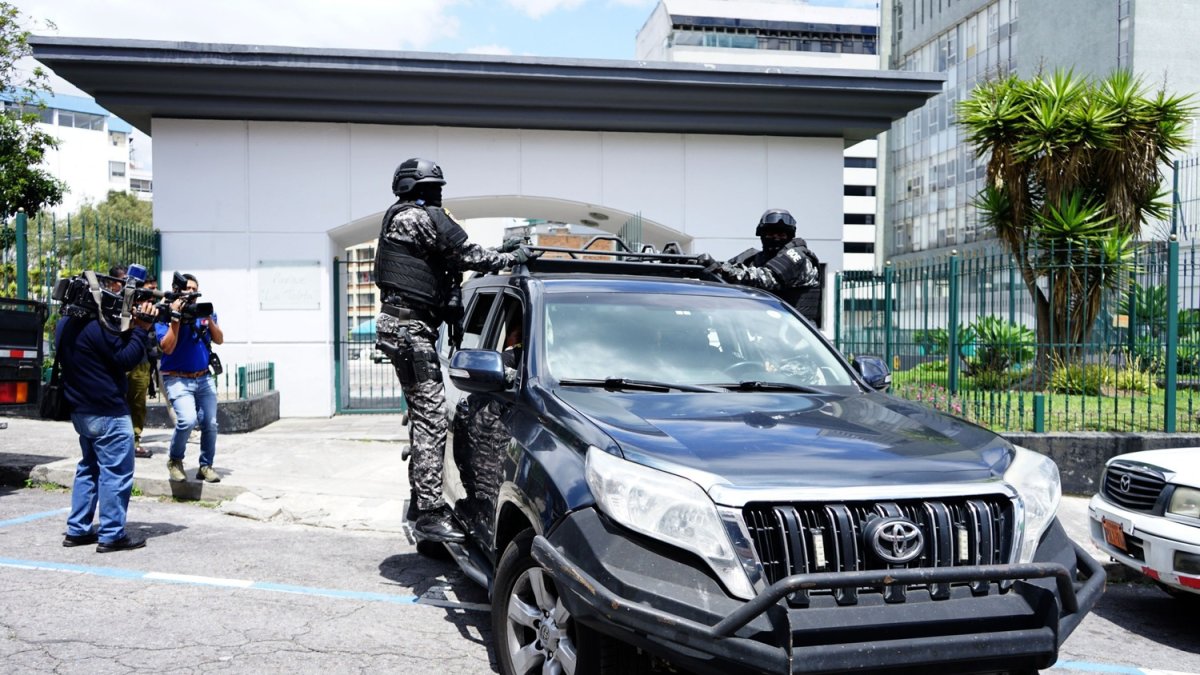 La Policía salió del edificio del Cpccs en Quito por la parte posterior tras allanamiento.