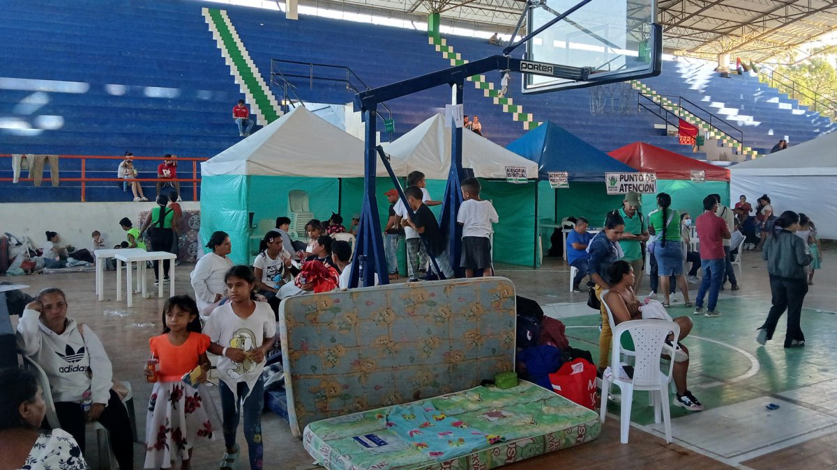 Un grupo de desplazados por la violencia en el Catatumbo en el Coliseo Argelino Durán Quintero este martes, en Ocaña (Colombia).