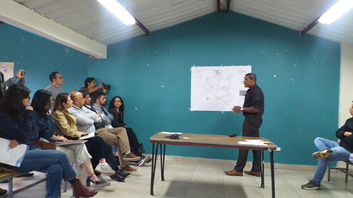 Kléber Chalá, dirigente barrial de El Trigal, explicó el proyecto a Claudia Otero, gerenta de la Epmmop, y a su equipo, el 14 de enero del 2025.