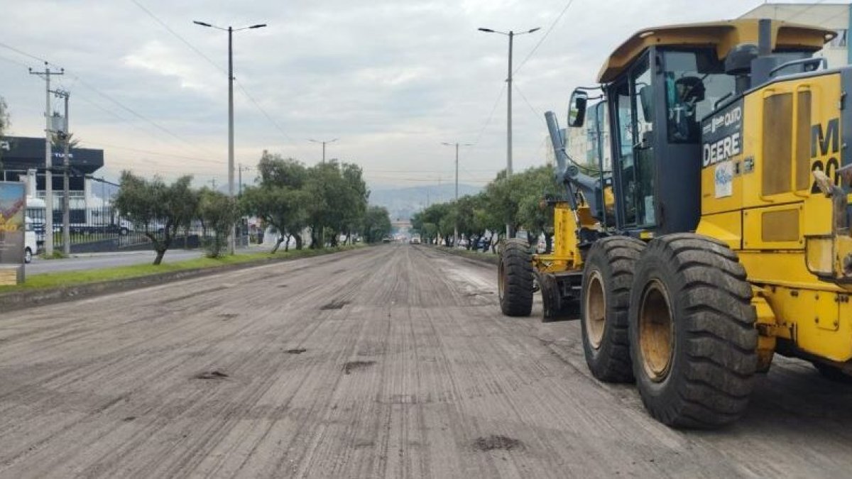 Los trabajos se concentran en los carriles centrales de la av. Galo Plaza Laso.