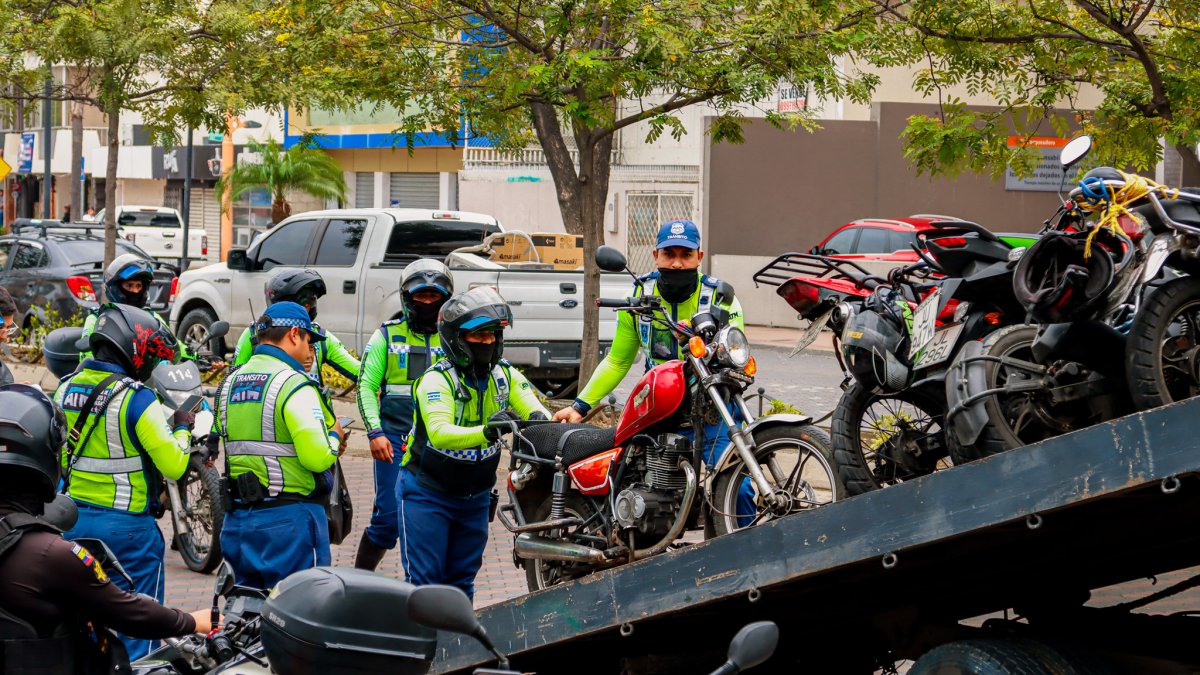 En el centro de Guayaquil se retuvo un total de 73 motos.