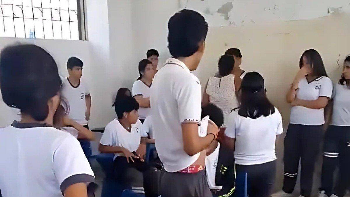 En el video se puede observar como la rectora encara al menor de edad.