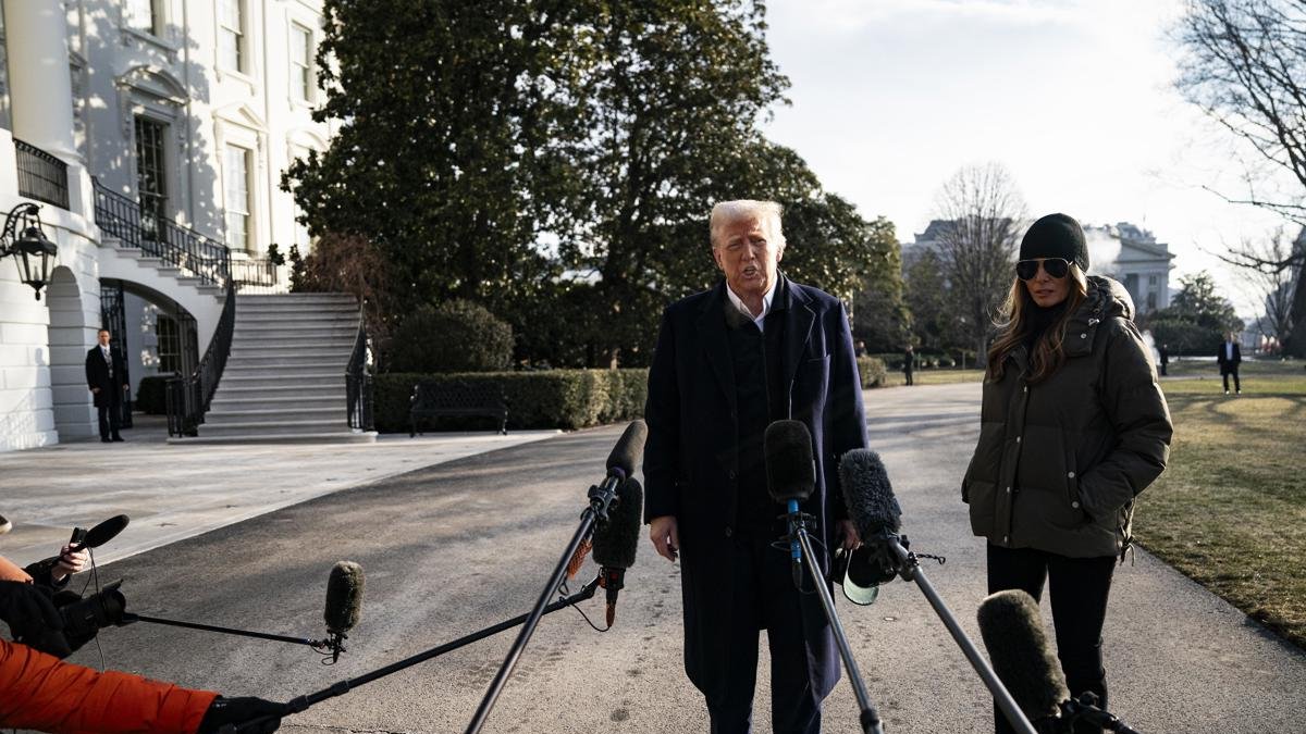 El presidente de Estados Unidos, Donald Trump, habla con miembros de los medios junto a la primera dama, Melania Trump, en el Jardín Sur de la Casa Blanca, el 24 de enero de 2025.