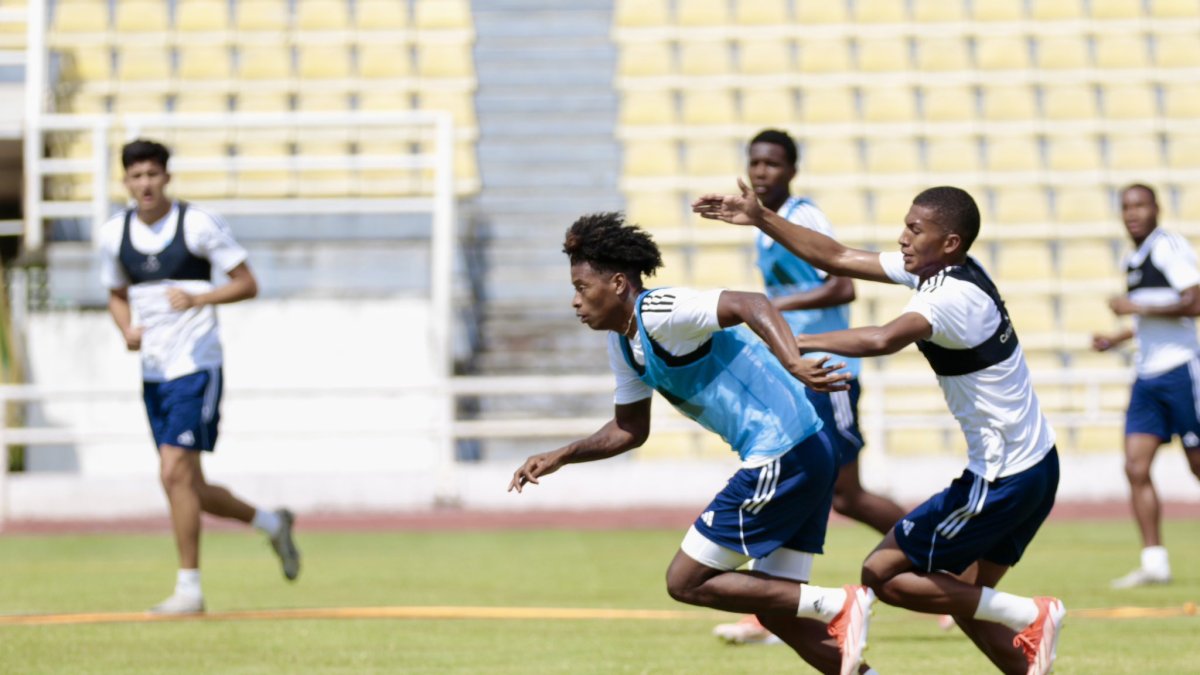 Emelec enfrenta a Manta en el estadio Reales Tamarindos, en Portoviejo.