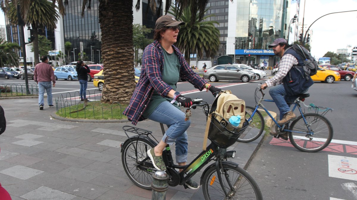 Muchas personas en Quito usan bicicleta porque es un transporte rápido, económico y sostenible.