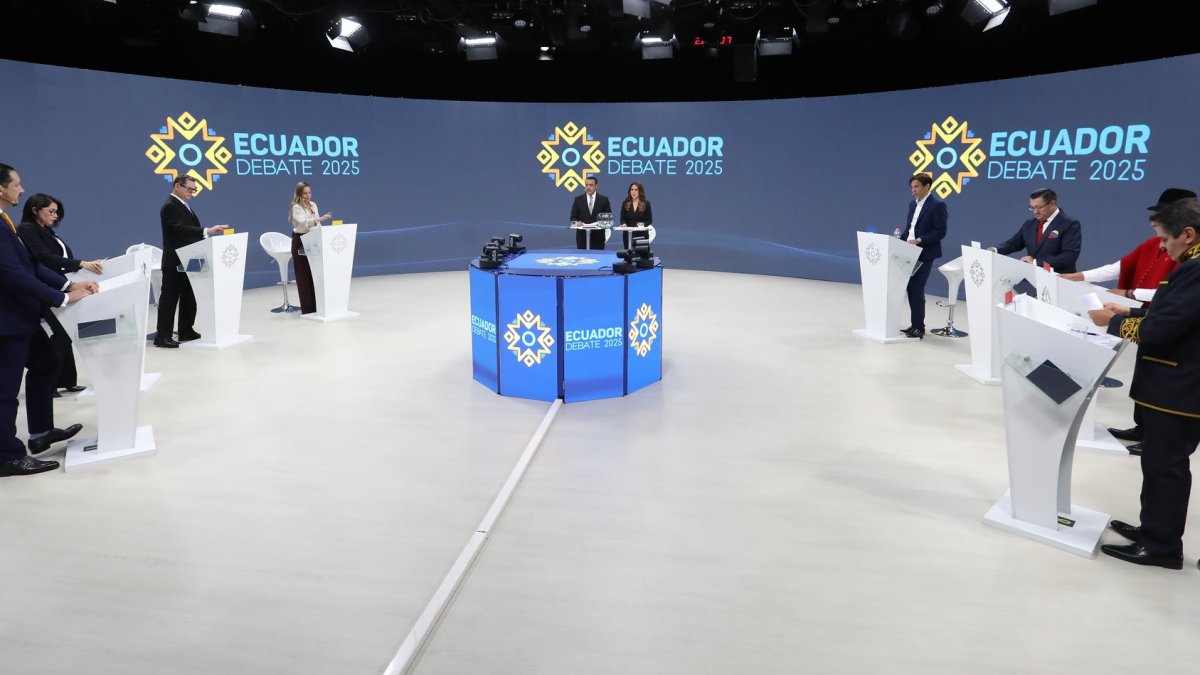En el debate presidencial, los 16 candidatos hicieron sus ofrecimientos sin hablar de cómo lo harán.