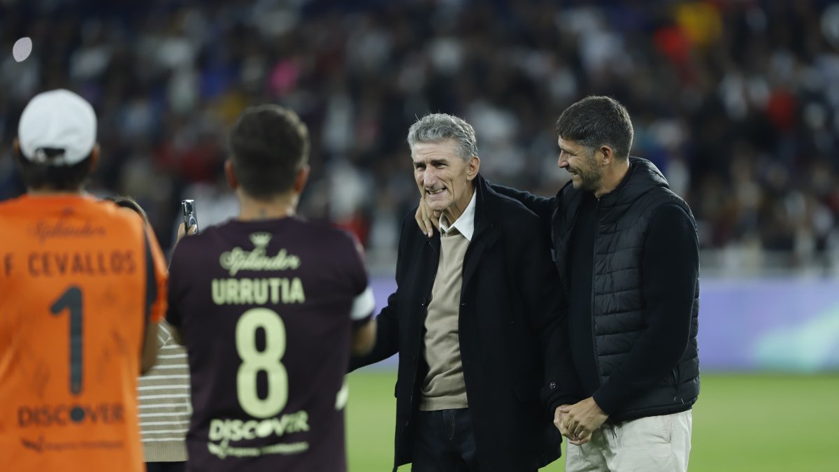 El exentrenador Edgardo Bauza recibió un reconocimiento en la Noche Blanca.