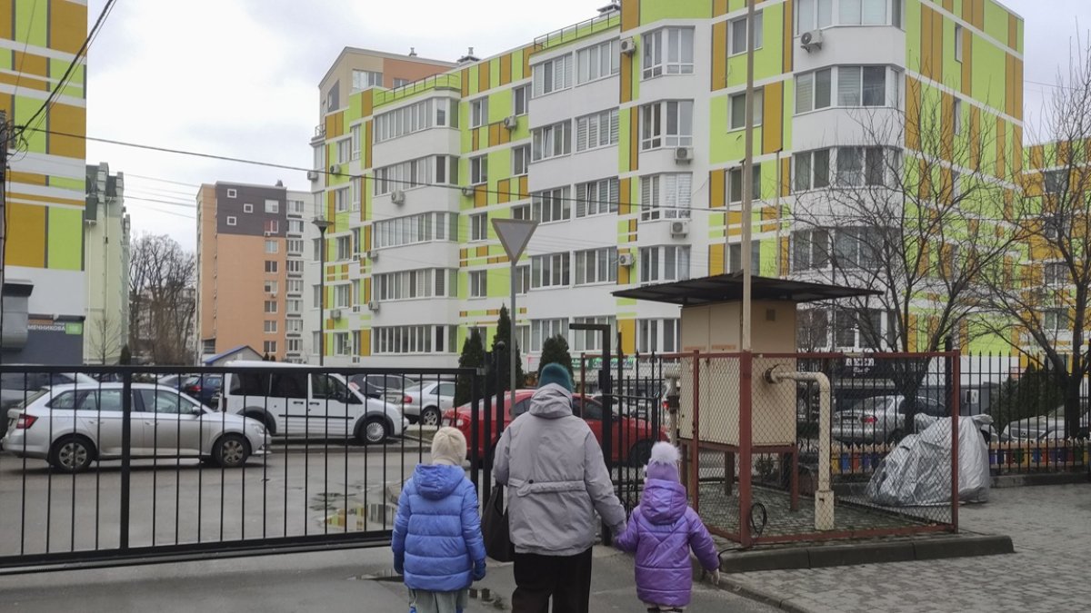 Yulia Timoshenko y sus dos hijas caminan cerca de su apartamento en Irpín.