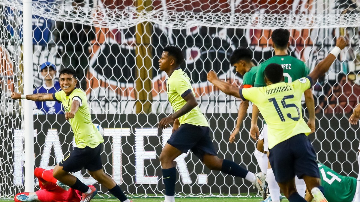 Kenny Arroyo (c) fue el jugador más destacado de la Tricolor en la victoria sobre Bolivia. Marcó el primer gol y dio la asistencia para el tanto de Allen Obando.