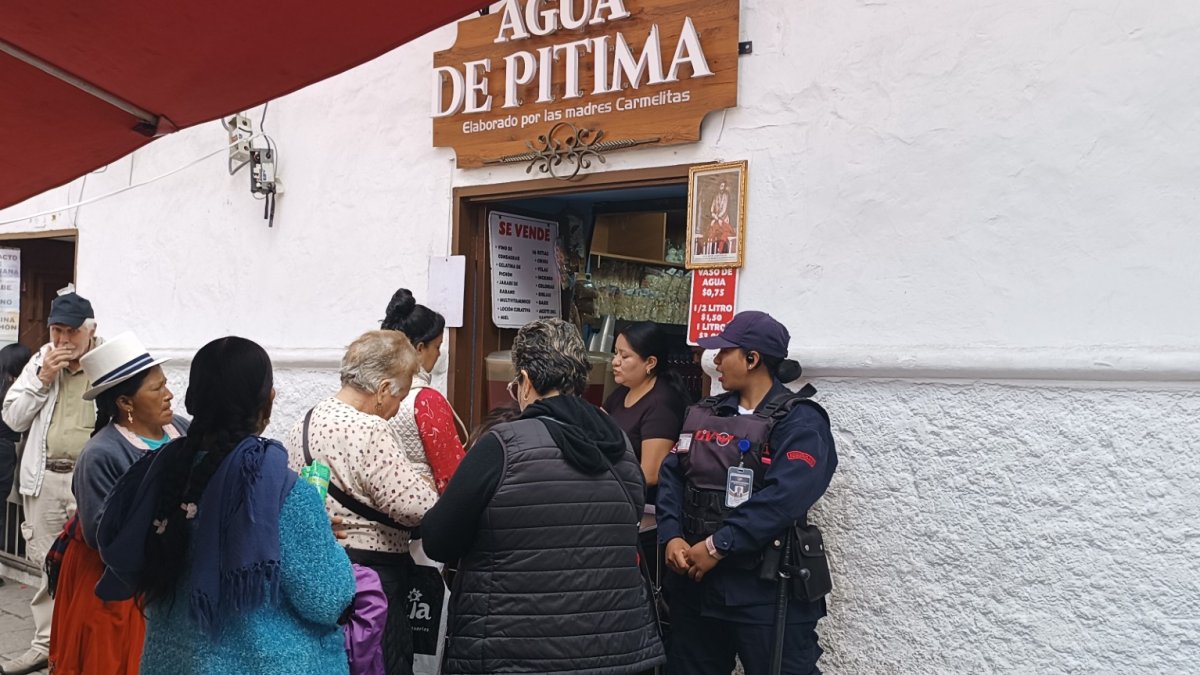 Bebida. Decenas llegan al local 'Agua de pitima' para refrescarse con el preparado.