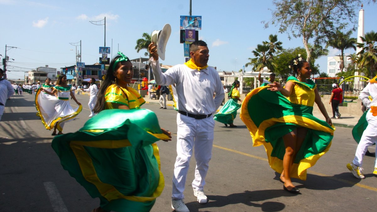 1. Desfile. Delegaciones propias y de otros cantones de la provincia de Santa Elena también participaron con bailes típicos y vestimentas.