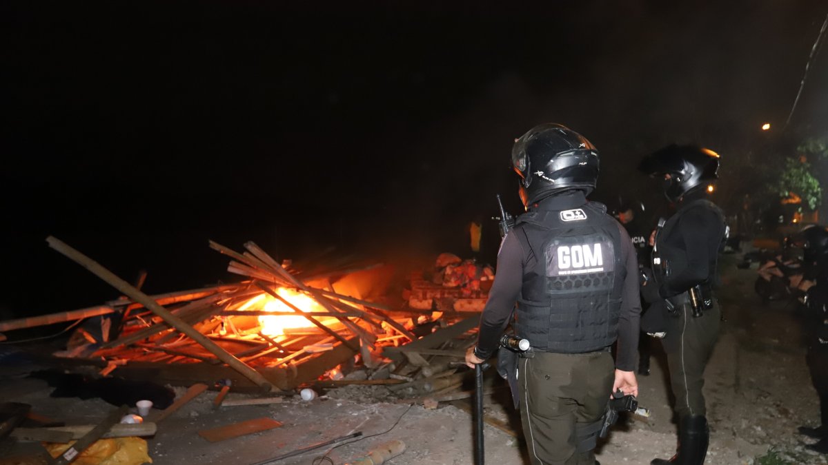 Fueron unos treinta policías a bordo de motocicletas y patrullas los que intervinieron el sector.