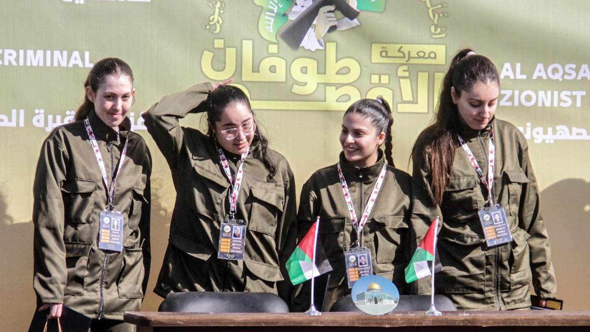Las rehenes israelíes Naama Levy, Liri Albag, Daniella Gilboa y Karina Ariev (i-d) antes de ser entregadas al representante del Comité Internacional de la Cruz Roja (CICR) por militantes de Hamas.