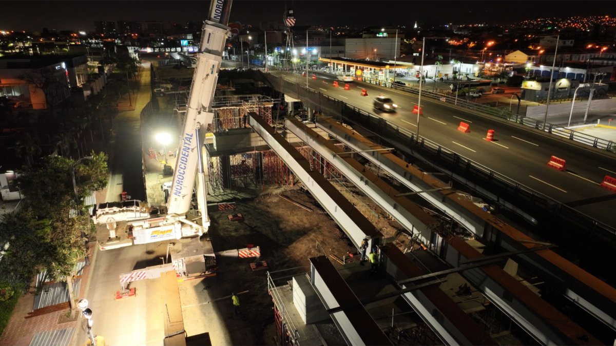 Trabajadores realizaron tareas de colocación de 12 vigas de 32 metros para el puente de la avenida de las Américas, entre el miércoles 22 y viernes 24 de enero.