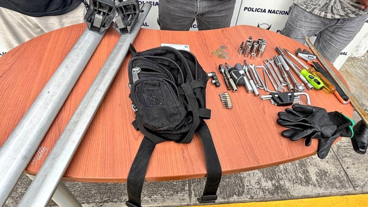 Los detenidos tenían distintas herramientas, un arma de fuego y municiones.