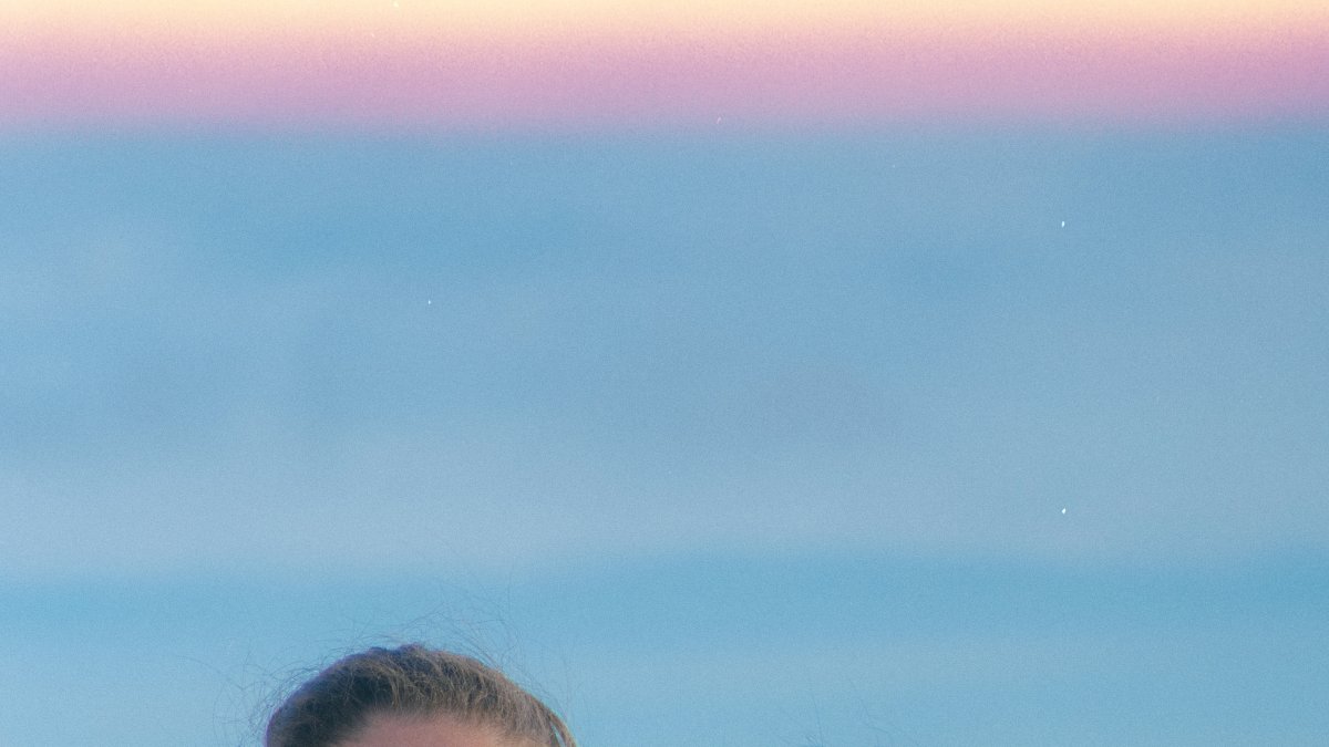 Descubre cómo Krizia y Sofía crearon Raya Sisters, un proyecto único que une yoga, surf y actividades de crecimiento personal para mujeres