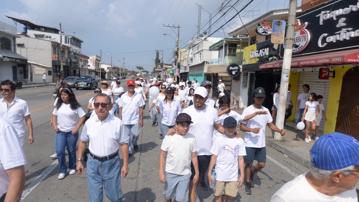 Los moradores, vestidos de blanco, atendieron a esta marcha.