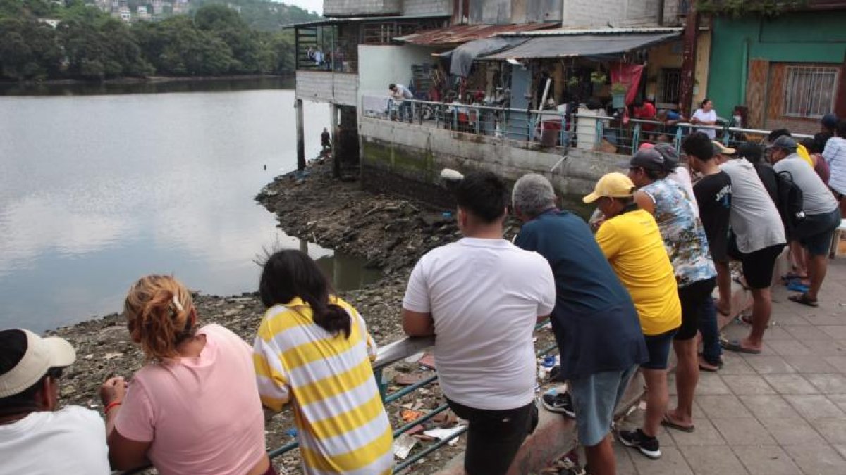 Moradores observaban cómo encontraron a la persona baleada en el Estero Salado.