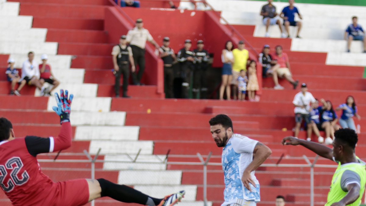 Emelec sacó un empate 2-2 ante Manta.