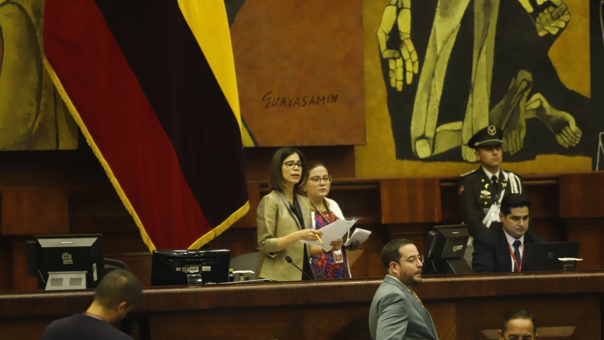 Esther Cuesta convocó al Pleno para posesionar a Roberto Romero como el nuevo superintendente de Bancos, el lunes 27 de enero.