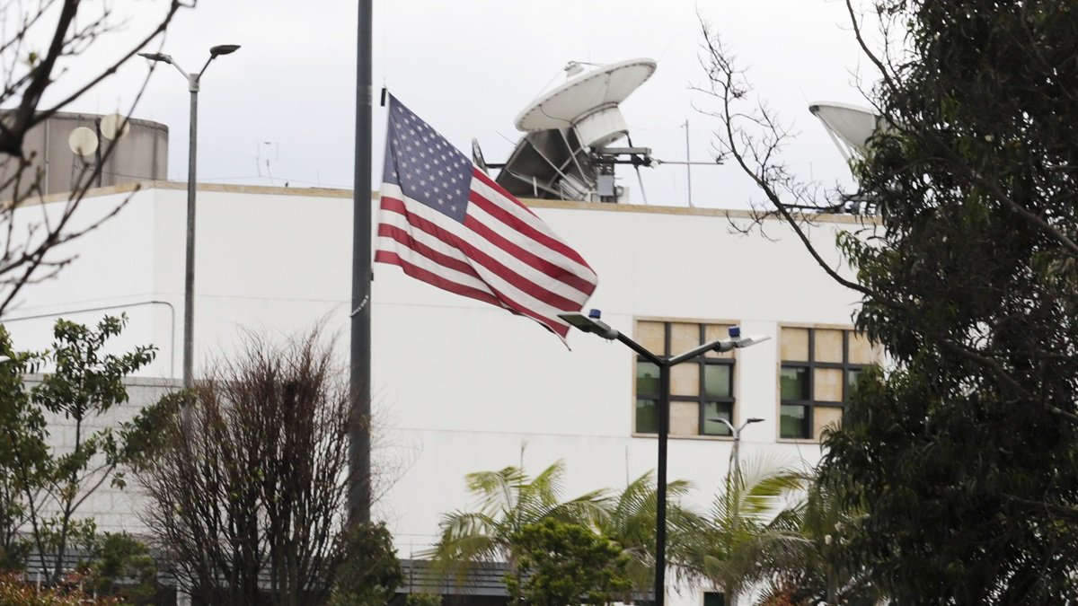 Fotografía de la embajada de los Estados Unidos este domingo en Bogotá (Colombia).