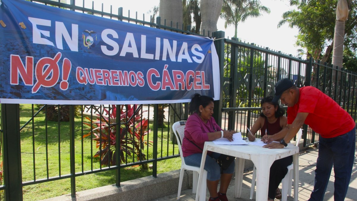 En Anconcito se han instalado lugares para la recolección de firmas en rechazo a la nueva prisión.