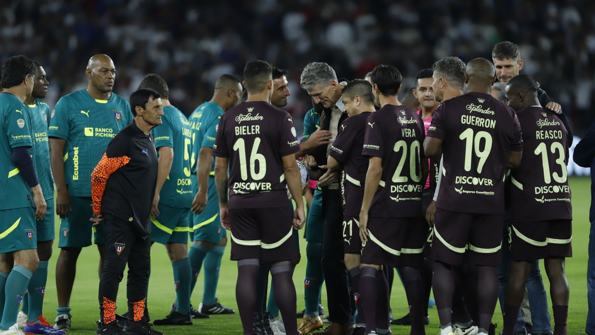 El Patón Bauza recibió el cariño de las glorias albas, entre ellas varios jugadores con los que ganó la Copa Libertadores en 2008.