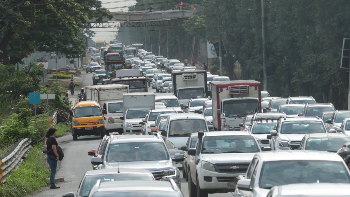 Congestión vehicular a la altura de Chongón