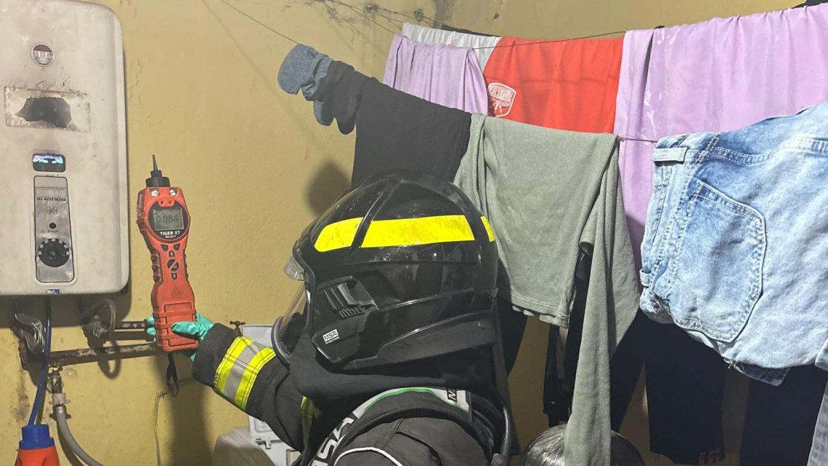 Los bomberos realizaron las mediciones de aire en el ambiente.