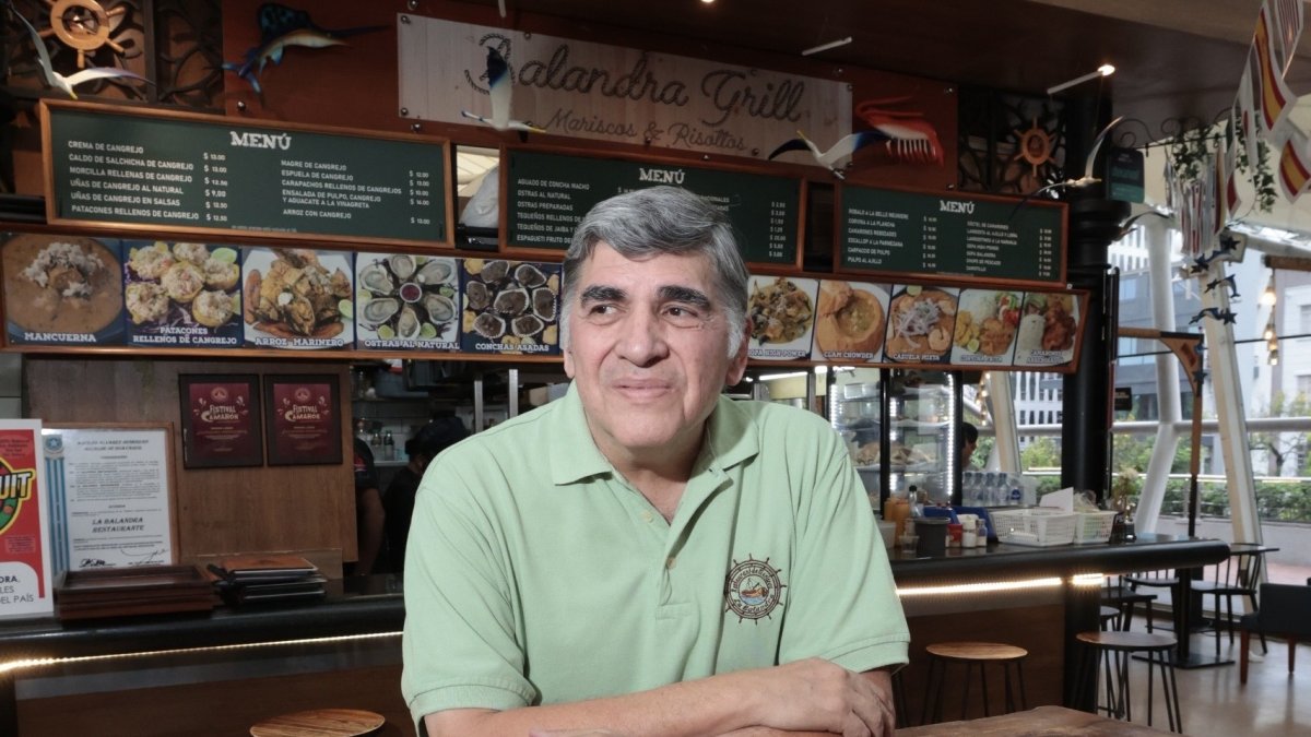 Rodeado de sus creaciones insignia, refleja su pasión por la gastronomía.
