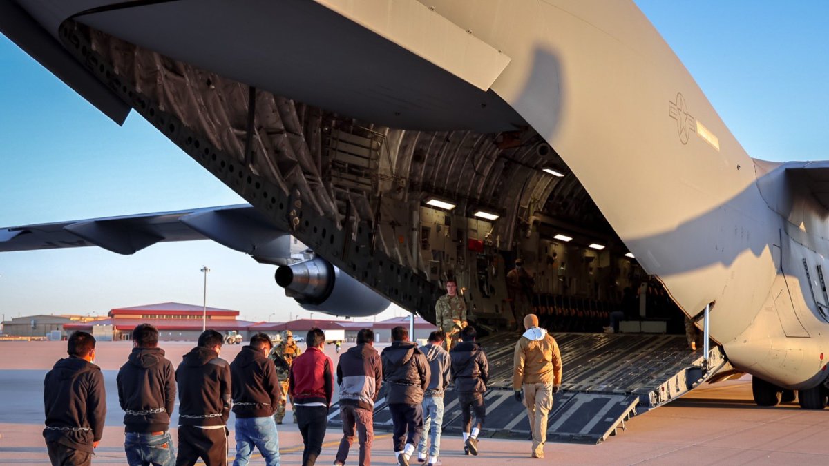 Polémica: La Casa Blanca publicó el pasado viernes fotografías de la tripulación de migrantes deportados en aviones procedentes de ese país. Estaban encadenados y esposados.