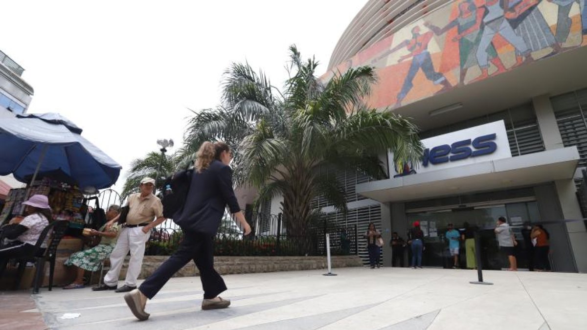 El IESS indica que empezará a pagar las deudas a prestadores externos, tras auditorías.