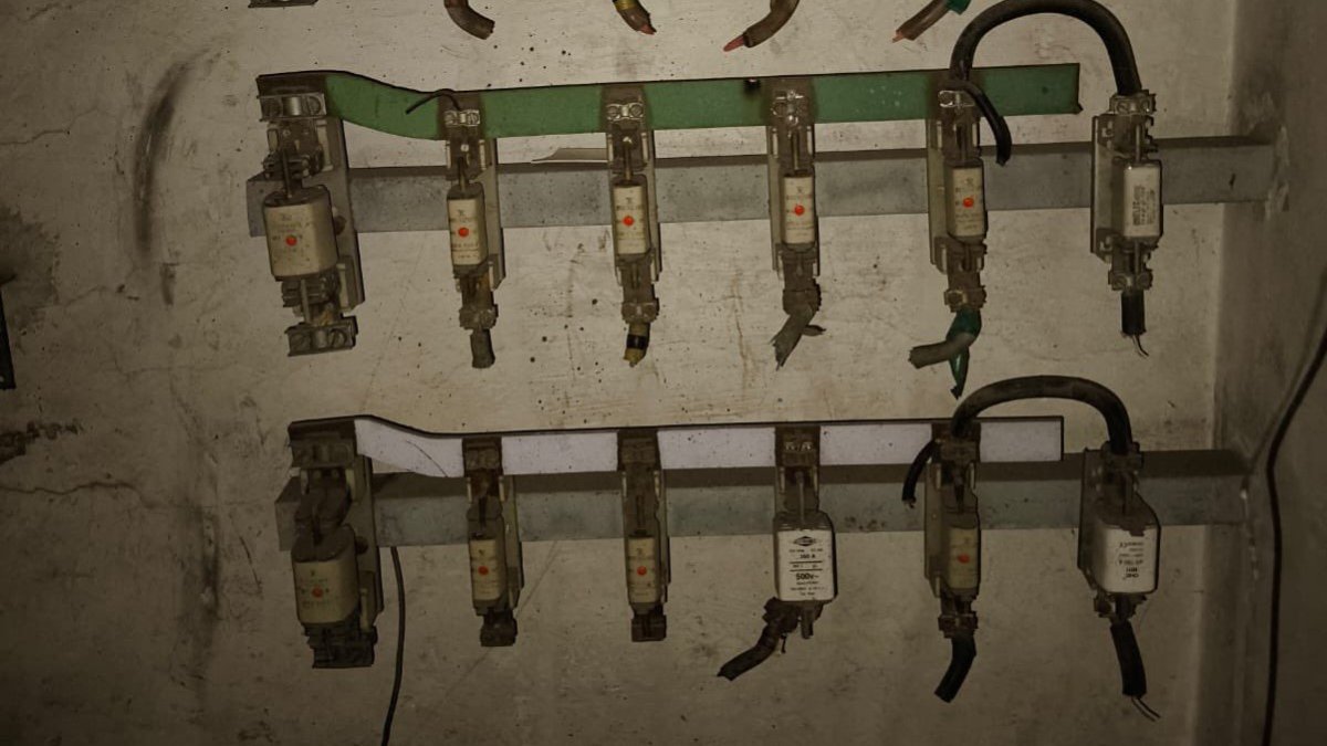 Según la Empresa Eléctrica, el corte de luz en el norte de Quito se dio por el robo de cables en una cámara de transformación ubicada en Rumipamba.