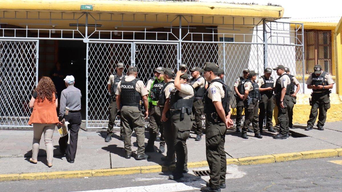 Padres de familia realizó un plantón en los exteriores de una unidad educativa para denunciar la existencia de una presunta red de extorsión al interior de la institución.