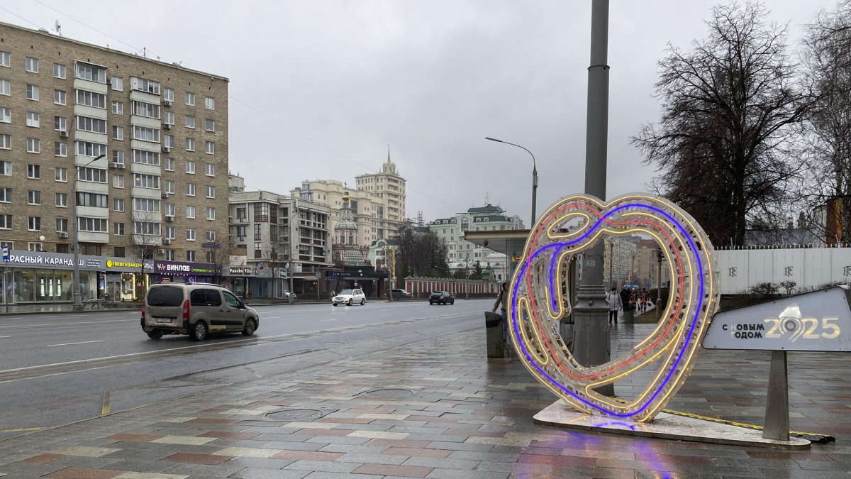 Una día lluvioso en Moscú donde se batió este lunes un nuevo récord de temperatura con 4 grados sobre cero en el que es uno de los inviernos más cálido de su historia reciente.
