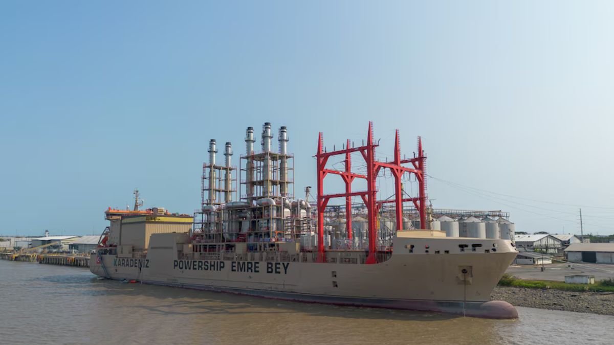 La barcaza Emre Bey de Karpowership fue la primera en arribar a Ecuador.