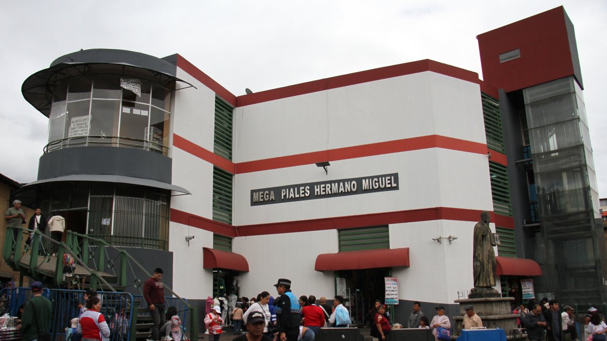 Según el informe, en el CC. Hermano Miguel hay 158 locales sin documentos de adjudicación o alquiler.